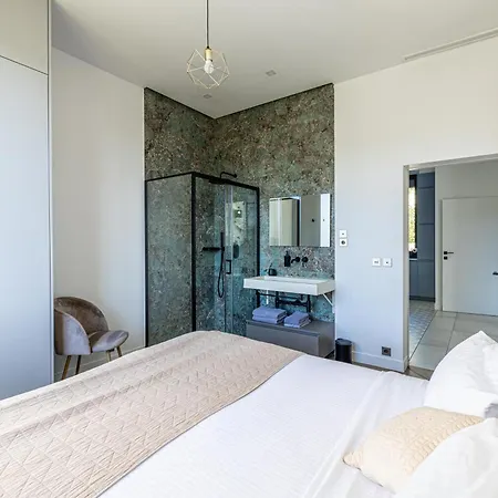 Villa Luxurious With Heated Pool 6br-12p -